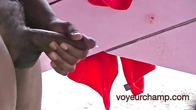 Cutie хоосон байшинд дэггүй хуруугаараа тоглодог